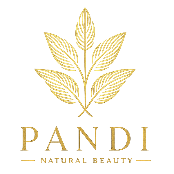 Logo PANDI Natural Beauty z liściem i złotymi literami.